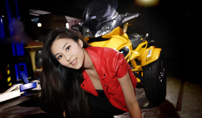 Ngắm siêu mẫu nóng bỏng bên siêu môtô Can-am